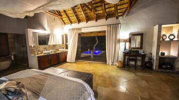 Honeymoon Suite | Premium bedding, minibar, in-room safe, desk