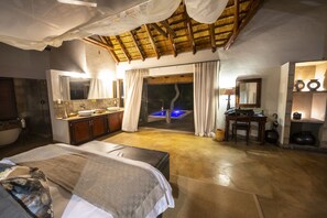 Honeymoon Suite | Premium bedding, minibar, in-room safe, desk - Elephant Plains Game Lodge (Bushbuckridge)