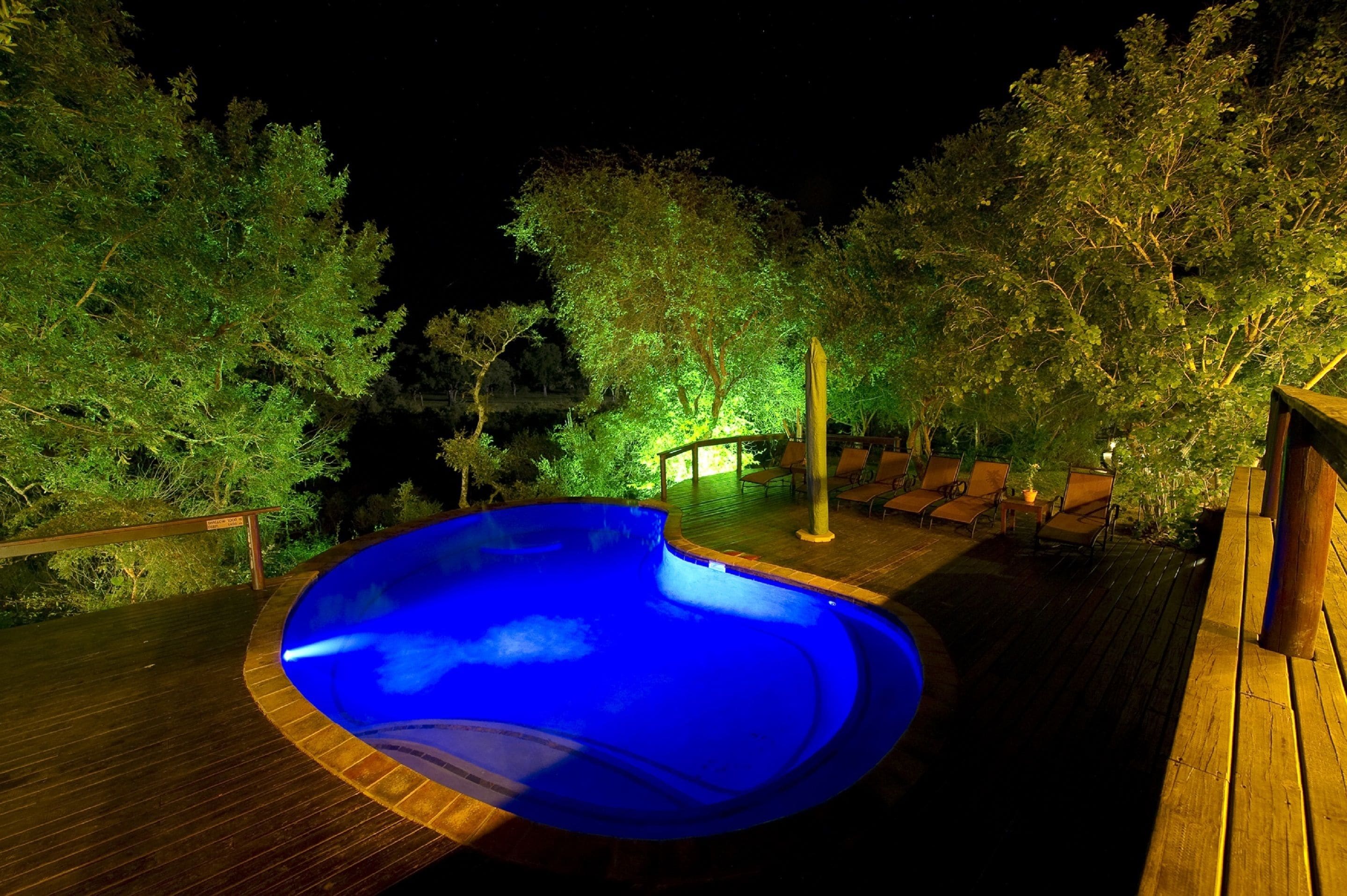 2 outdoor pools, pool loungers