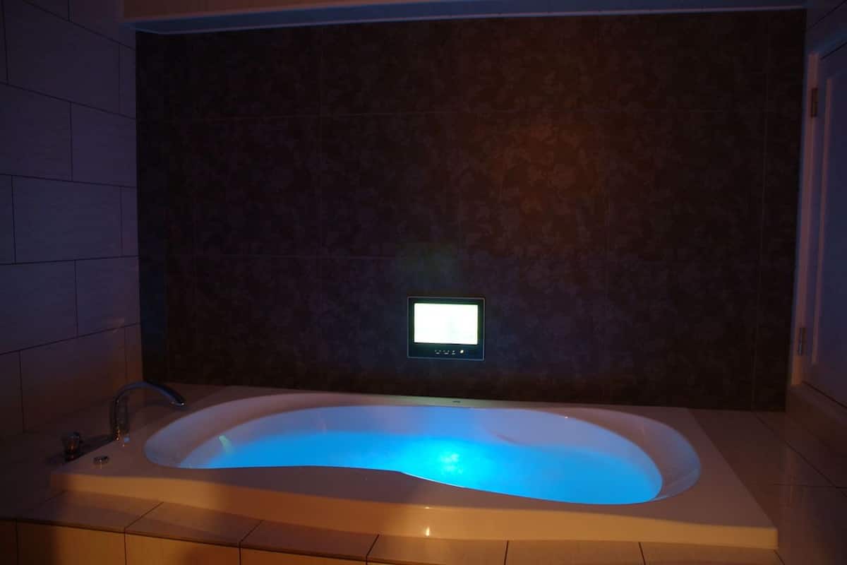 standard room, 1 king bed | bathroom | separate bathtub and shower, jetted bath, free toiletries, hair dryer