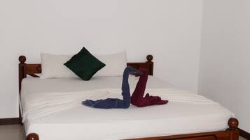 Deluxe Room | Desk, blackout drapes, soundproofing, rollaway beds