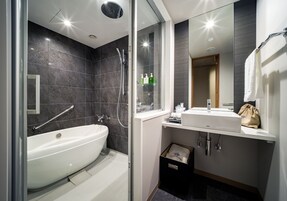 Combined shower/tub, deep soaking tub, rainfall showerhead