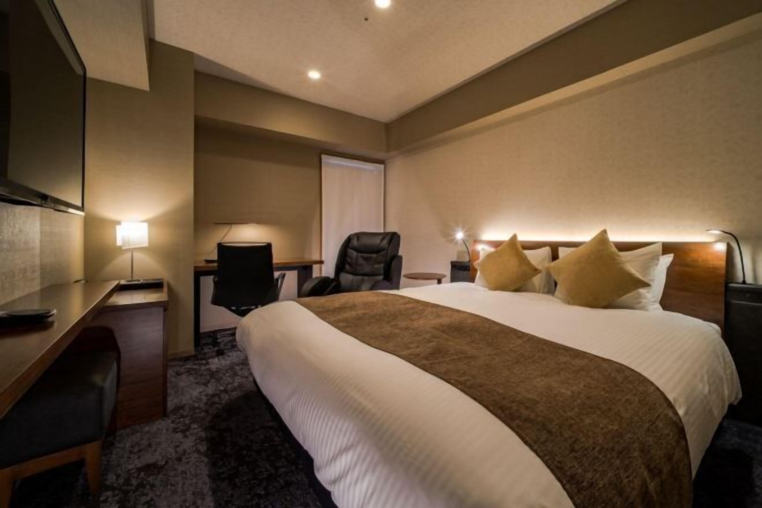 Dundyner, safe på rommet, blendingsgardiner og strykejern/-brett