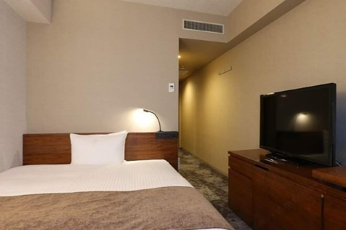 Dundyner, safe på rommet, blendingsgardiner og strykejern/-brett