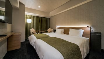 Pengeskab på værelset, mørklægningsgardiner, strygejern/strygebræt