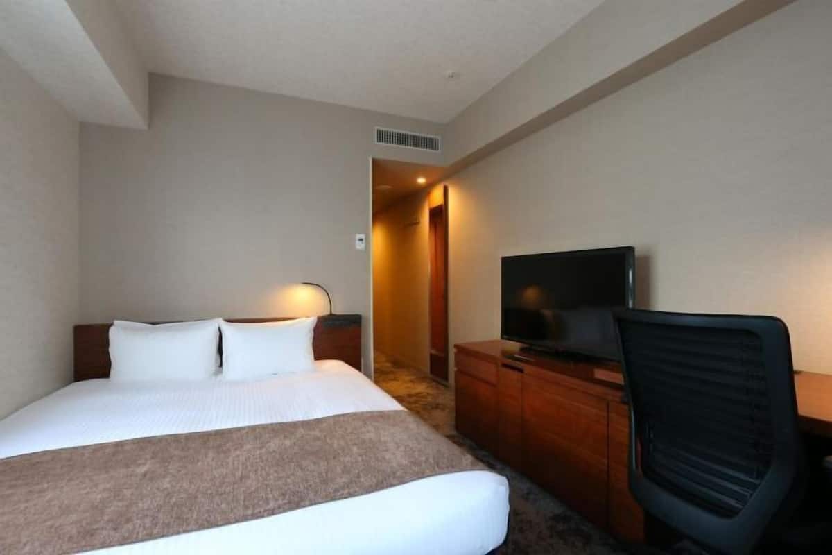 Dundyner, safe på rommet, blendingsgardiner og strykejern/-brett