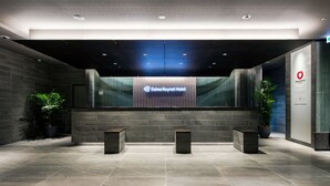 A modern reception area with a digital display for the Daewoo Roynet Hotel, featuring a clean, tiled floor and potted plants. - Daiwa Roynet Hotel Nagoya Taiko dori Side (Nagoya)