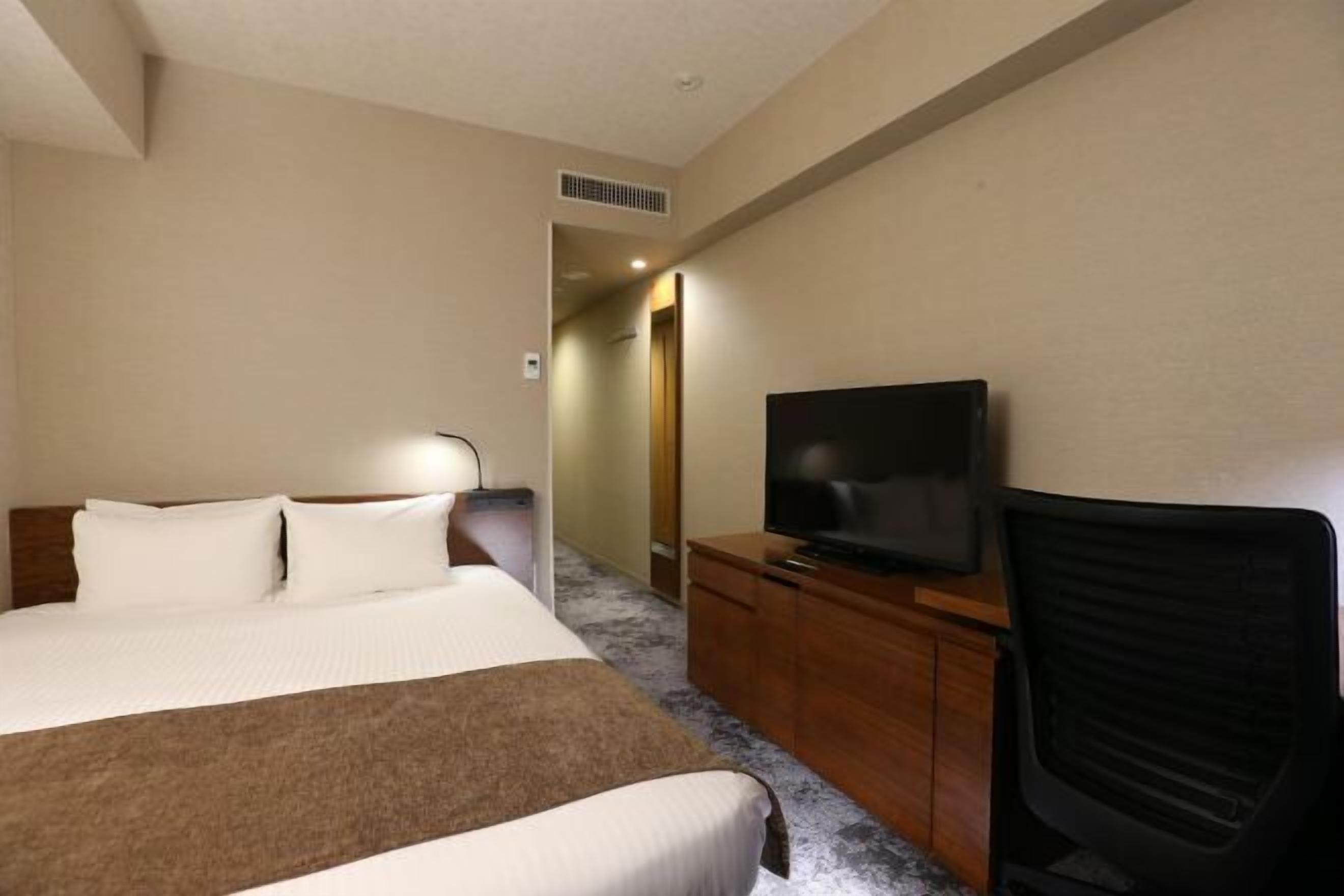 Dundyner, safe på rommet, blendingsgardiner og strykejern/-brett