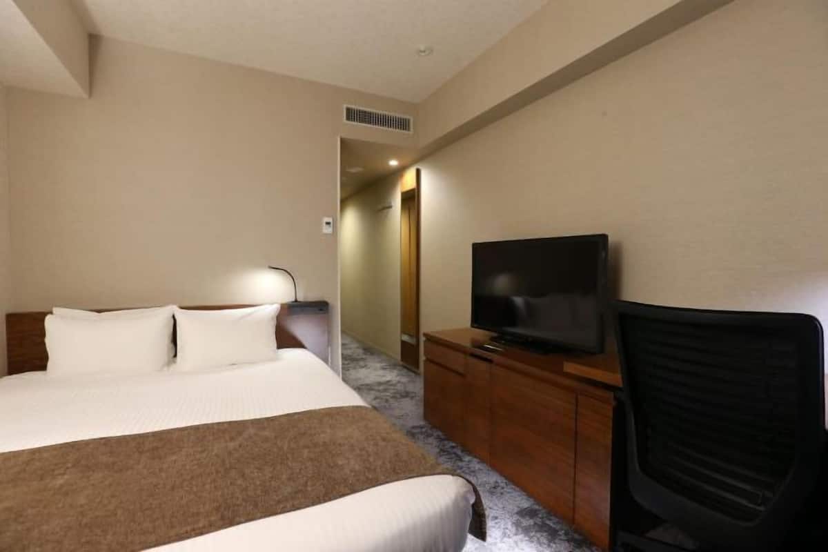 Dundyner, safe på rommet, blendingsgardiner og strykejern/-brett