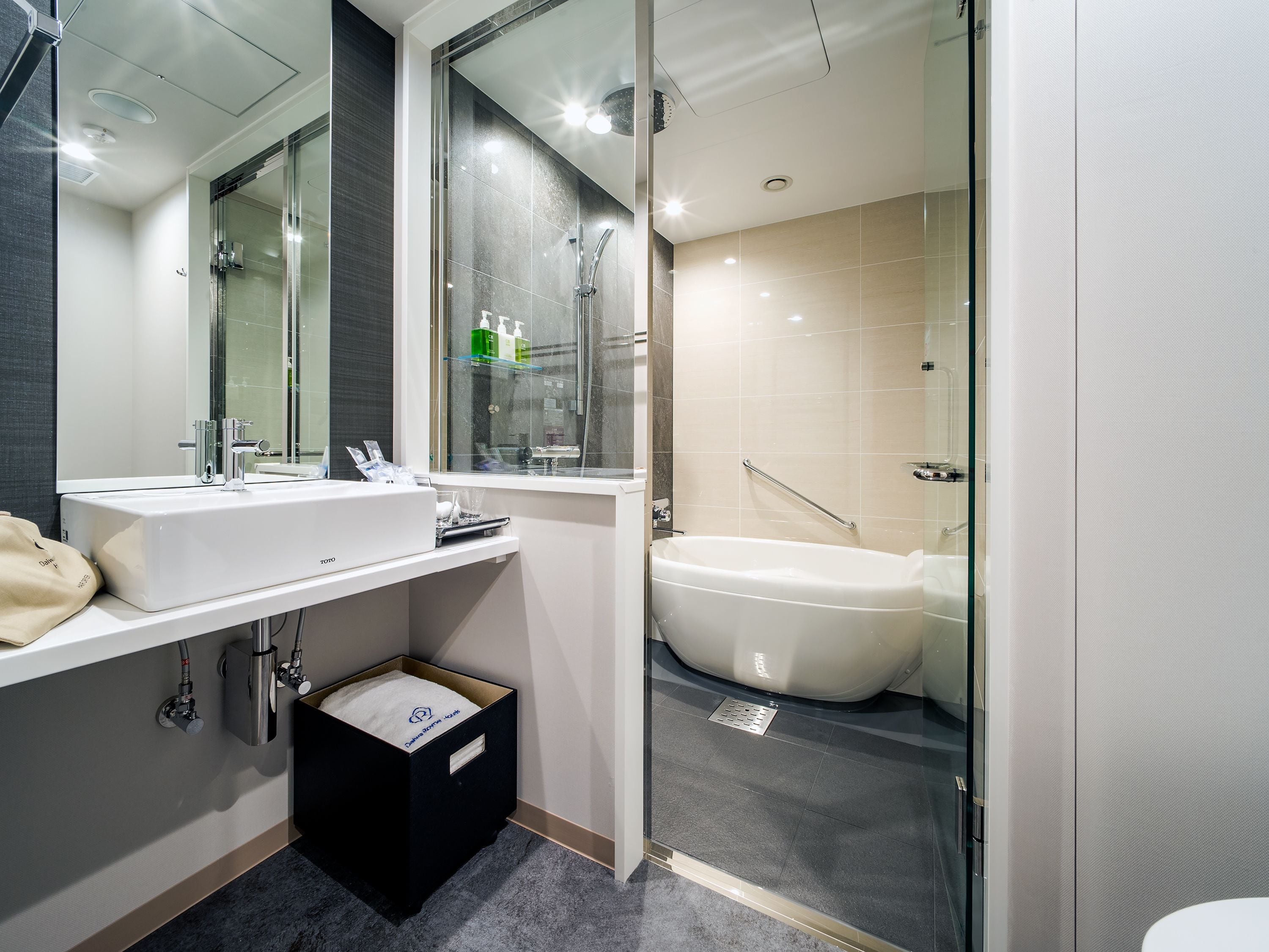 combined shower/bathtub, deep-soaking bathtub, rainfall showerhead