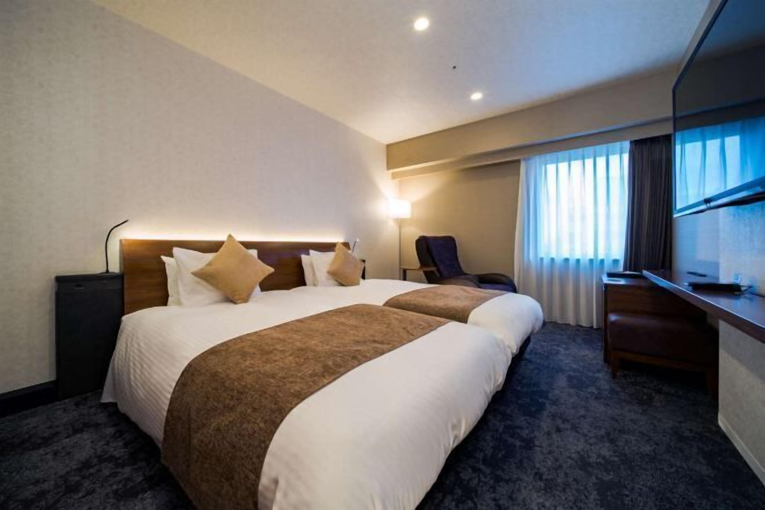 Dundyner, safe på rommet, blendingsgardiner og strykejern/-brett