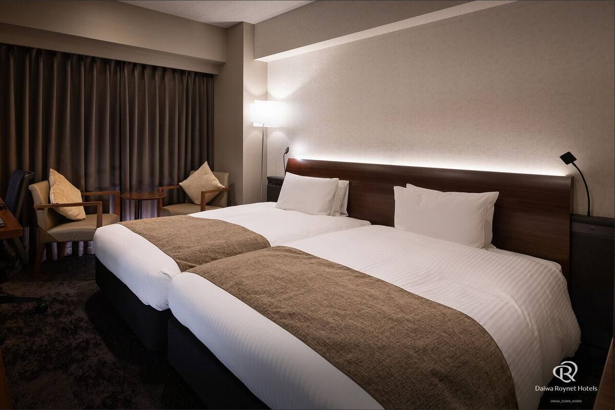 Edredons de pluma, cofres nos quartos, cortinas blackout