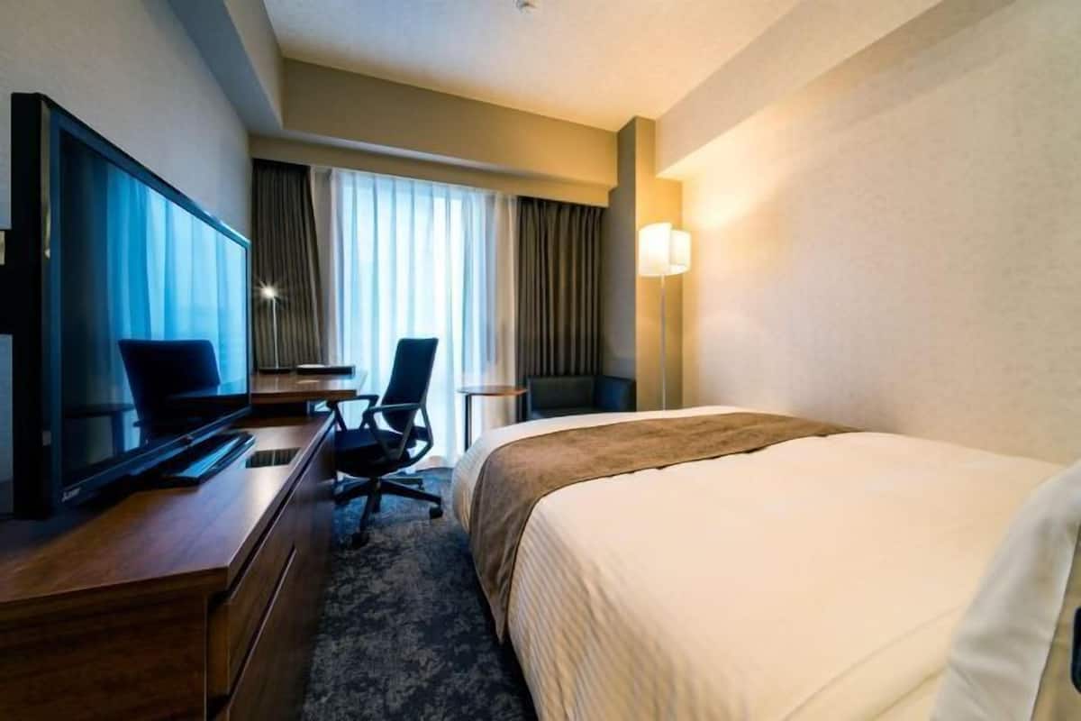 Dundyner, safe på rommet, blendingsgardiner og strykejern/-brett