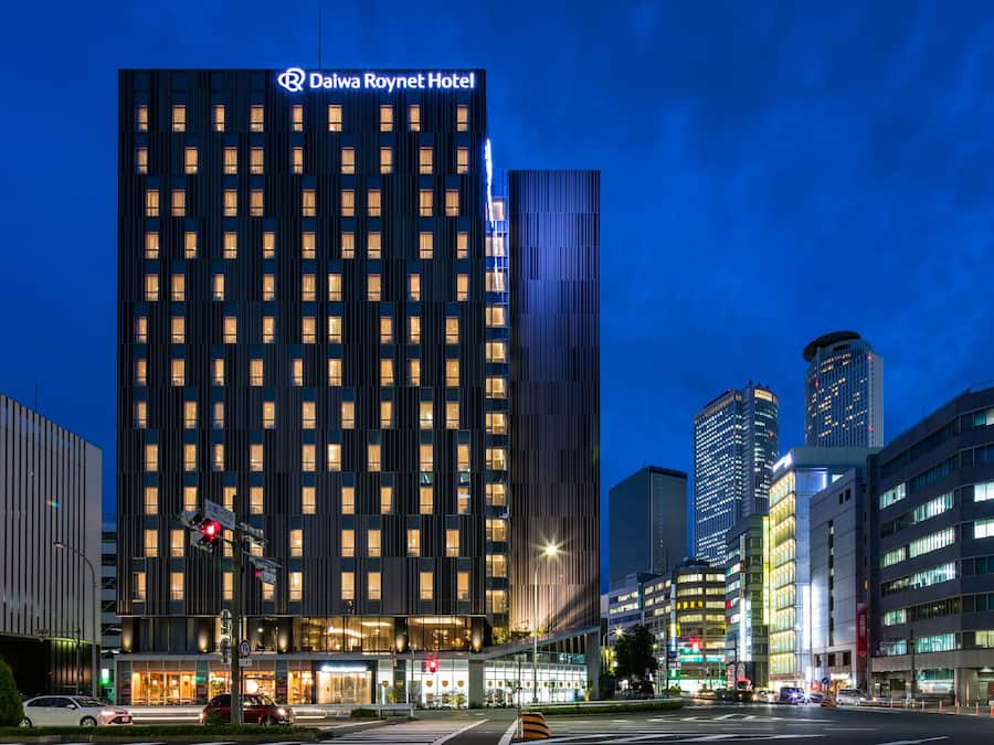 Fachada da propriedade à noite