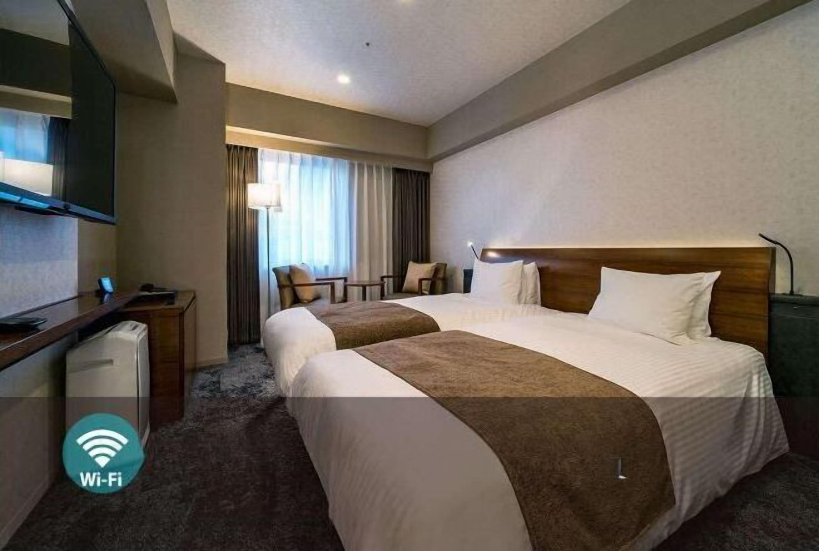 Dundyner, safe på rommet, blendingsgardiner og strykejern/-brett