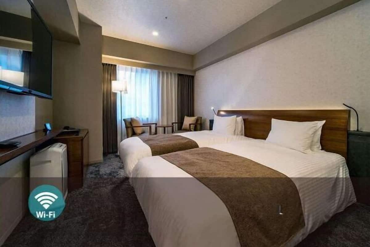 Dundyner, safe på rommet, blendingsgardiner og strykejern/-brett