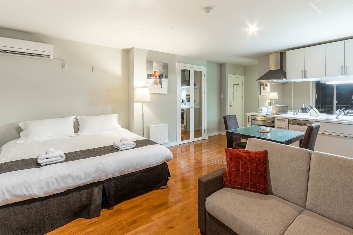 Studio Apartment (Main Floor) | 1 bedroom, iron/ironing board, rollaway beds, free WiFi