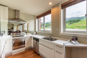 Apartment, 3 Bedrooms, Resort View (Upstairs) | Private kitchen