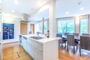 5 Bed room Parkside Chalet	 | Private kitchen | Full-size fridge, microwave, oven, stovetop