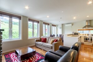 アパートメント 2 ベッドルーム リゾートビュー (Main Floor) | リビング エリア | 液晶テレビ、DVD プレーヤー