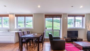 Apartment, 3 Bedrooms, Resort View (Upstairs) | Dining