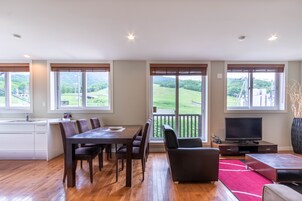 Apartamento, 3 quartos, vista para o resort (Upstairs) | Opções para refeição
