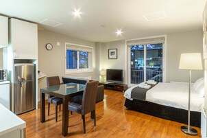 1 habitación y tabla de planchar con plancha