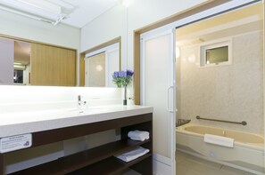 Chalet | Badezimmer | Duschwanne, Komfortbadewanne, kostenlose Toilettenartikel, Haartrockner