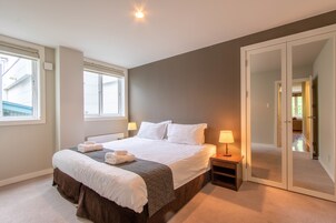 Apartamento, 2 quartos, vista para o resort (Main Floor) | 1 quarto, ferros/tábuas de passar roupa