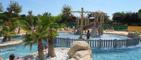Una piscina al aire libre de temporada