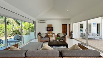 4 Bedrooms Private Pool Villa | Oppholdsområde | En 32-tommers LCD-TV med kabel-kanaler samt TV og DVD-spiller