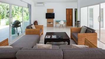 4 Bedrooms Private Pool Villa | Oppholdsrom | En 32-tommers LCD-TV med kabel-kanaler samt TV og DVD-spiller