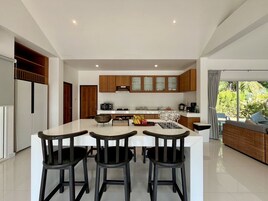 Refrigerador con freezer, microondas, placa de cocina, cafetera/tetera