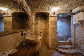 Junior Suite | Badeværelse | Bruser, gratis toiletartikler, hårtørrer, hjemmesko