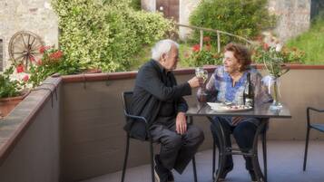 朝食、ランチ、ディナーに営業 (郷土料理、ガーデン ビュー)