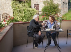 Aperto a colazione e pranzo, cucina locale, con vista sul giardino 