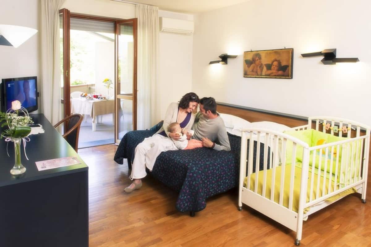 Familiekamer | Een minibar, een bureau, een laptopwerkplek, verduisterende gordijnen