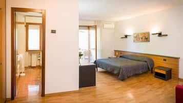 Superior tweepersoonskamer | Een minibar, een bureau, een laptopwerkplek, verduisterende gordijnen