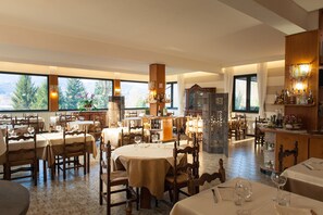 供應早餐、午餐和晚餐，當地料理，花園景觀