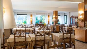 Petit déjeuner, déjeuner et dßner servis sur place, vue sur le jardin