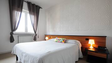 ミニバー、デスク、ノートパソコン用作業スペース、遮光カーテン