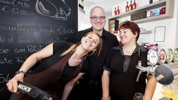 Serveert lunch en diner, regionale gerechten