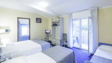 Driepersoonskamer | Een kluis op de kamer, een bureau, babybedden, extra bedden