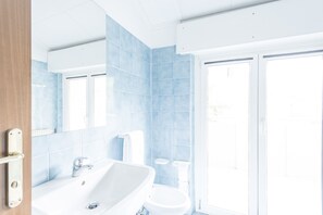 Triple Room | Bathroom | Shower, free toiletries, hair dryer, towels - Hotel Rubino (Nago-Torbole)