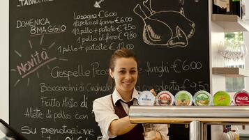 Serveert lunch en diner, regionale gerechten