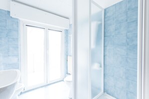 Dreibettzimmer | Badezimmer | Dusche, kostenlose Toilettenartikel, Haartrockner, Handtücher