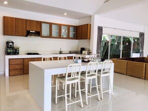 4 Bedrooms Private Pool Villa | Cozinha privada | Geladeira grande, micro-ondas, cooktop, cafeteira/chaleira