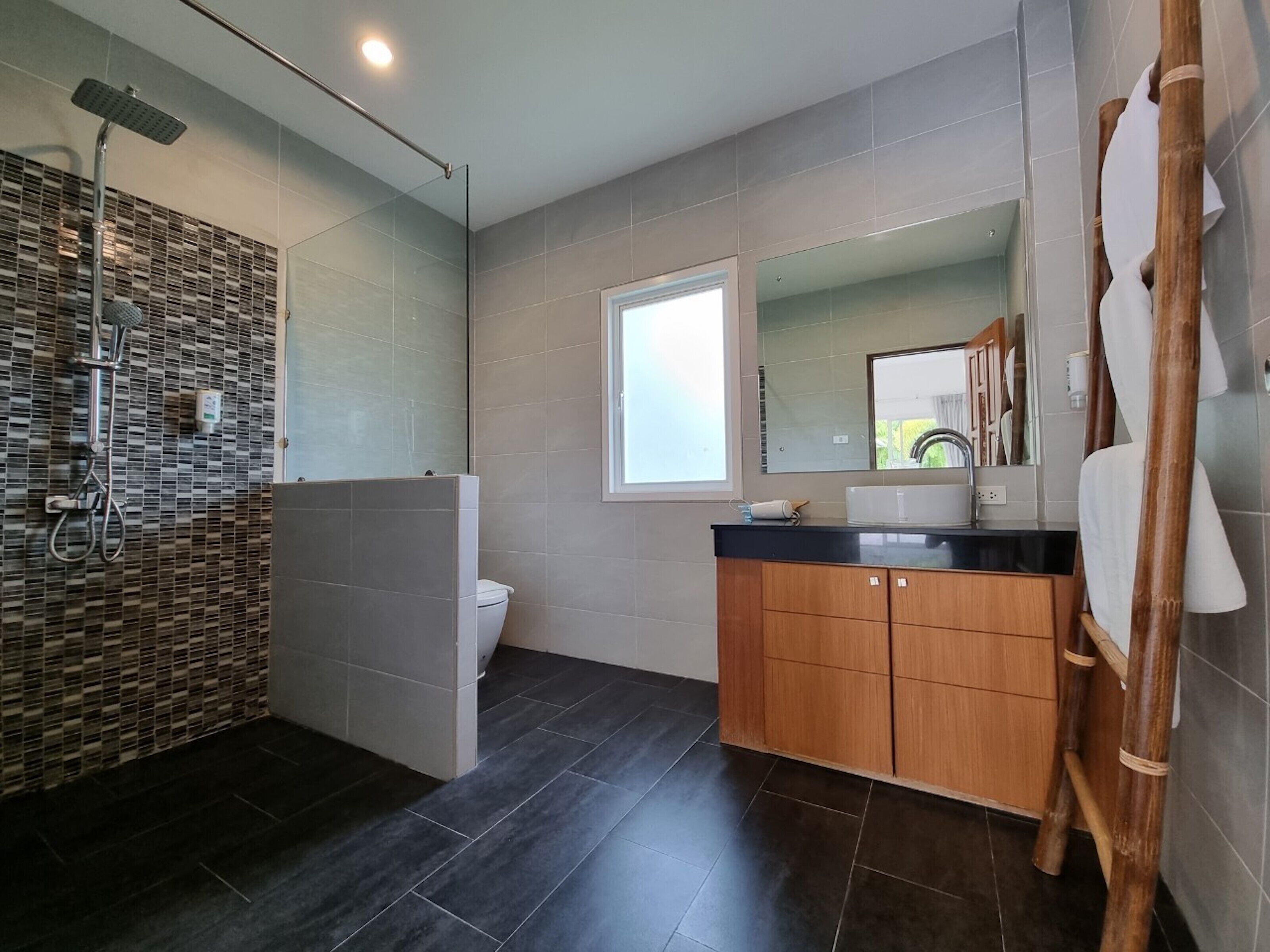 Standaard kamer | Badkamer | Een douche, gratis toiletartikelen, een haardroger, handdoeken