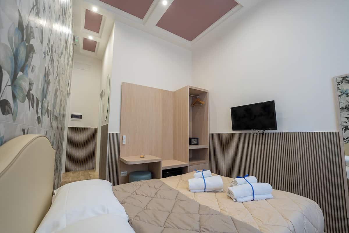 Superior kamer, 1 slaapkamer, uitzicht op stad, bijgebouw (via guglielmo san felice 24, 5 floor) | 1 slaapkamer, luxe beddengoed, een bureau, gratis wifi