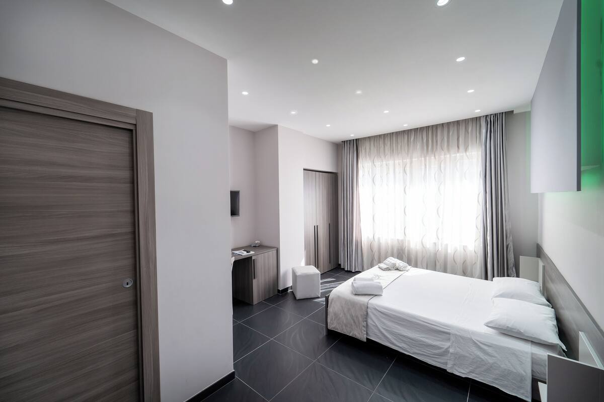 Luxe beddengoed, een bureau, gratis wifi, beddengoed